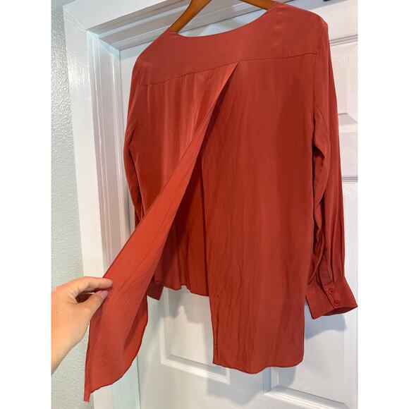 BCBG Maxazria Luxurious100% Silk Blouse Size Medium - Picture 8 of 8